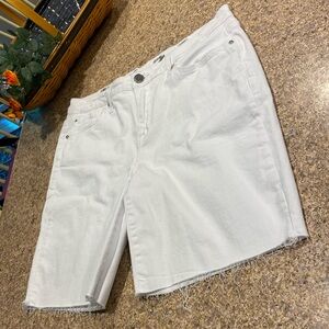 NWT Seven7 Shorts Sunset Bermuda Shorts 9” Inseam White Size 12 Cut Hem